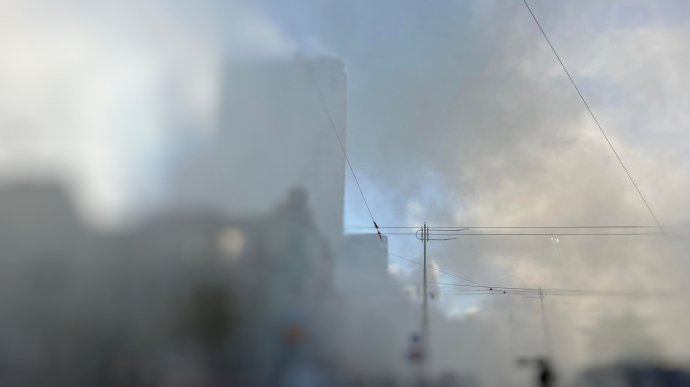 У Києві вранці 4 прильоти, є влучання по житловому будинку, під завалами люди