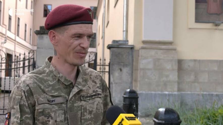 Одні чемні, інші втікають — як прикарпатський “Кіборг” після поранення роздає повістки