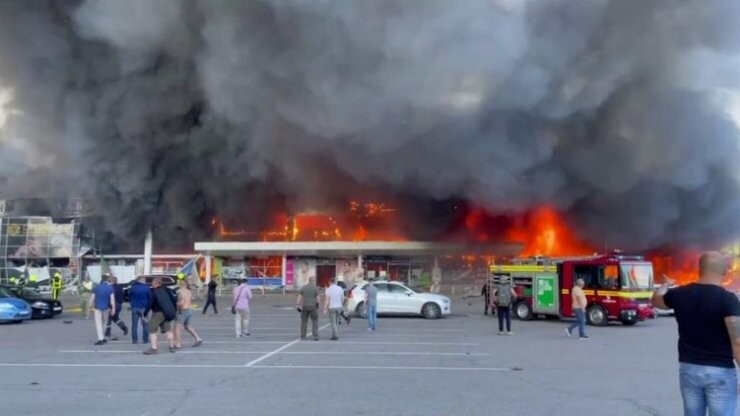 У Кременчуку окупанти вдарили ракетами по торговельному центру, де було понад тисячу цивільних