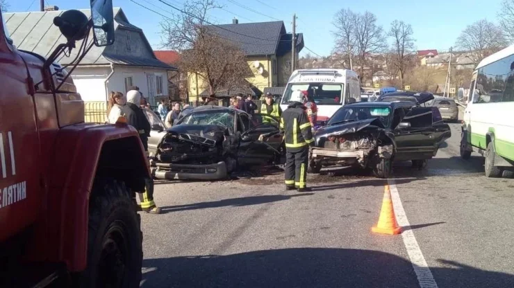 У Делятині зіткнулися дві автівки, є потерпілі