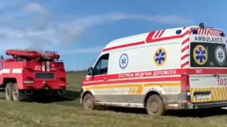 На Коломийщині рятувальники витягли з болота швидку, що застрягла з важкохворим пацієнтом
