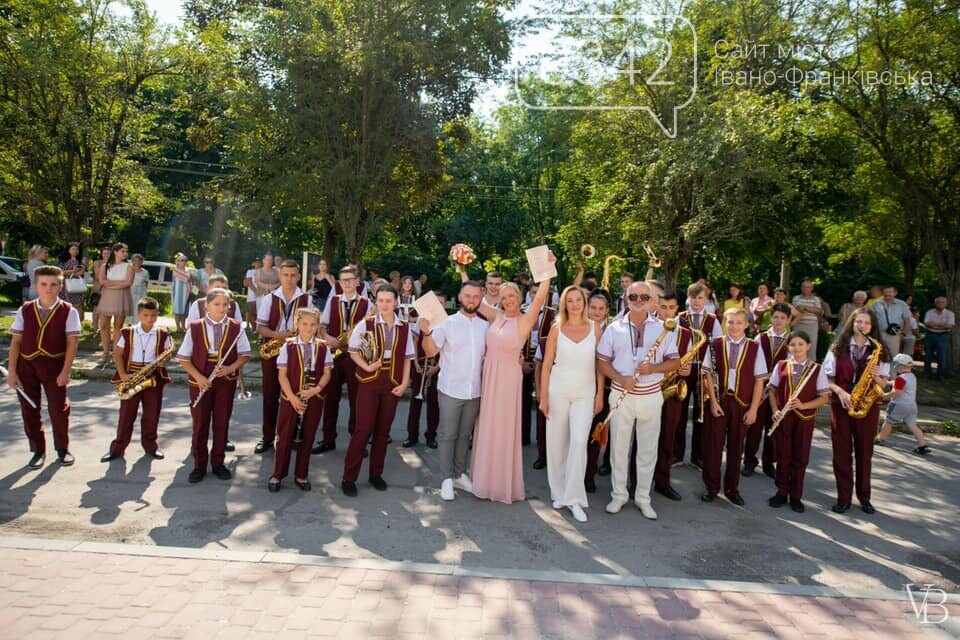 Калушани взяли шлюб у власні дні народження під звуки оркестру та виступ мажореток, фото-2