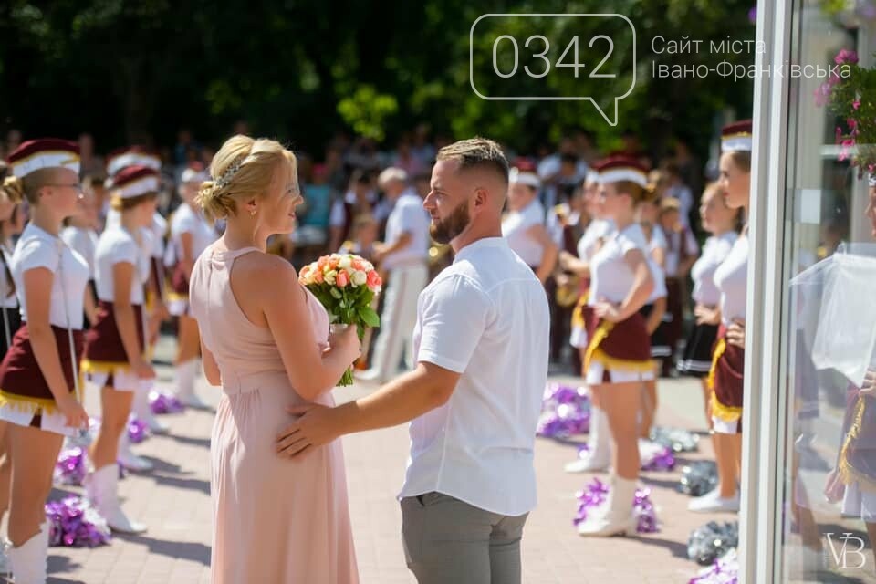 Калушани взяли шлюб у власні дні народження під звуки оркестру та виступ мажореток, фото-7
