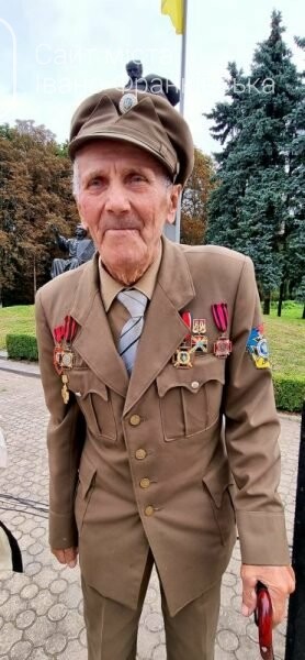 В Бурштині відбулося віче: урочисто підняли Державний Прапор України, фото-1