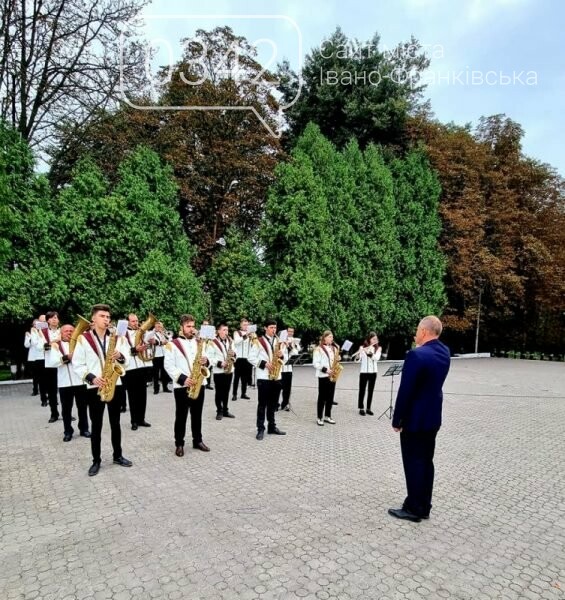 В Бурштині відбулося віче: урочисто підняли Державний Прапор України, фото-3