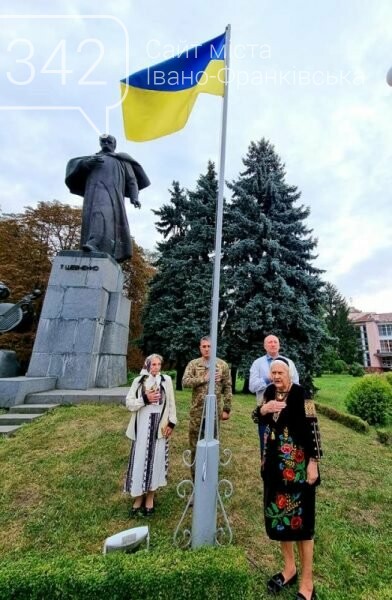 В Бурштині відбулося віче: урочисто підняли Державний Прапор України, фото-5