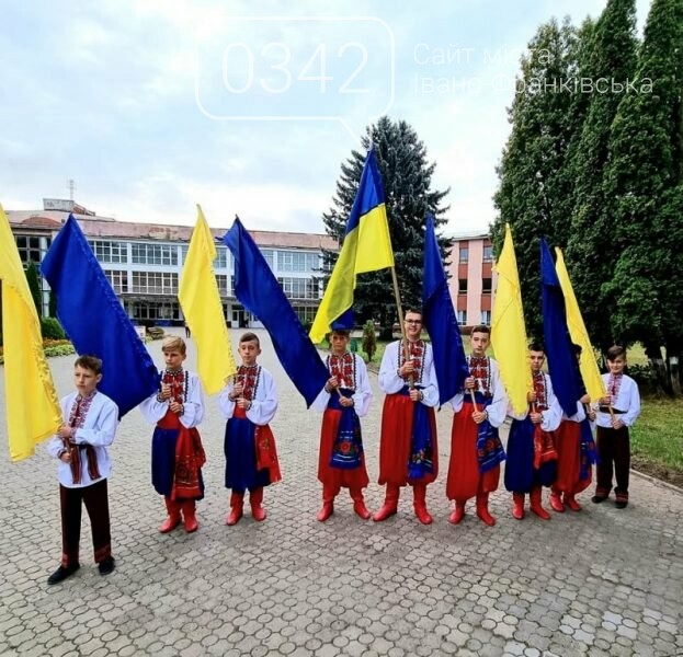 В Бурштині відбулося віче: урочисто підняли Державний Прапор України, фото-6