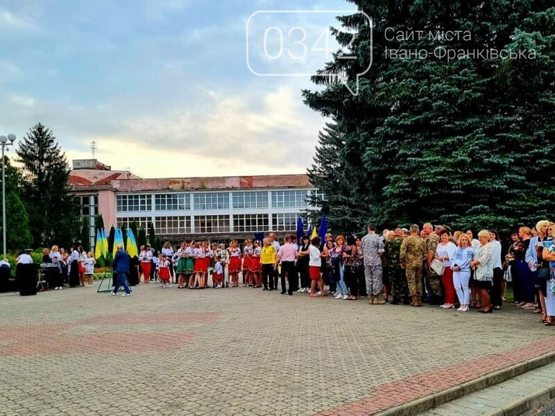 В Бурштині відбулося віче: урочисто підняли Державний Прапор України, фото-8