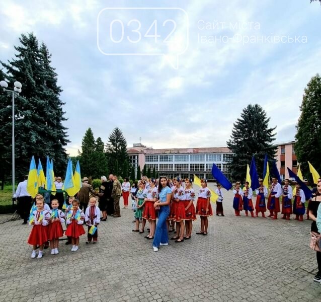 В Бурштині відбулося віче: урочисто підняли Державний Прапор України, фото-10