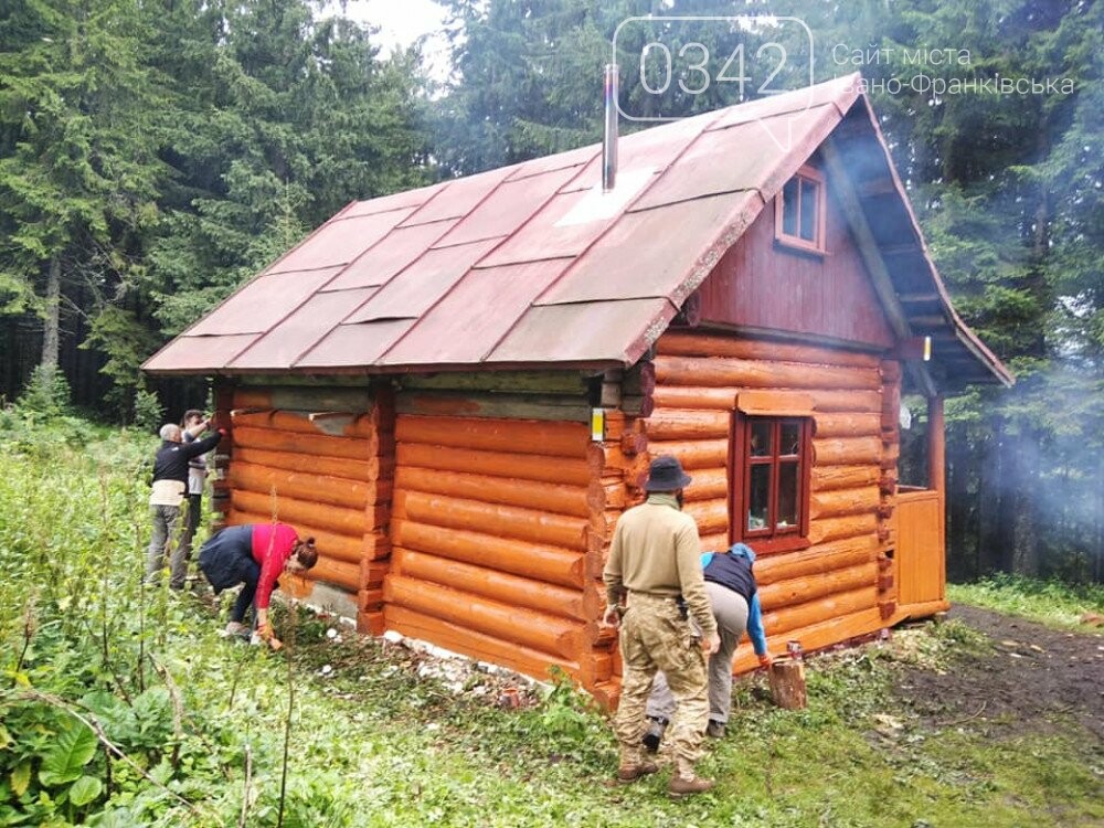 Активісти відремонтували туристичний притулок у горах на Рожнятівщині, фото-1
