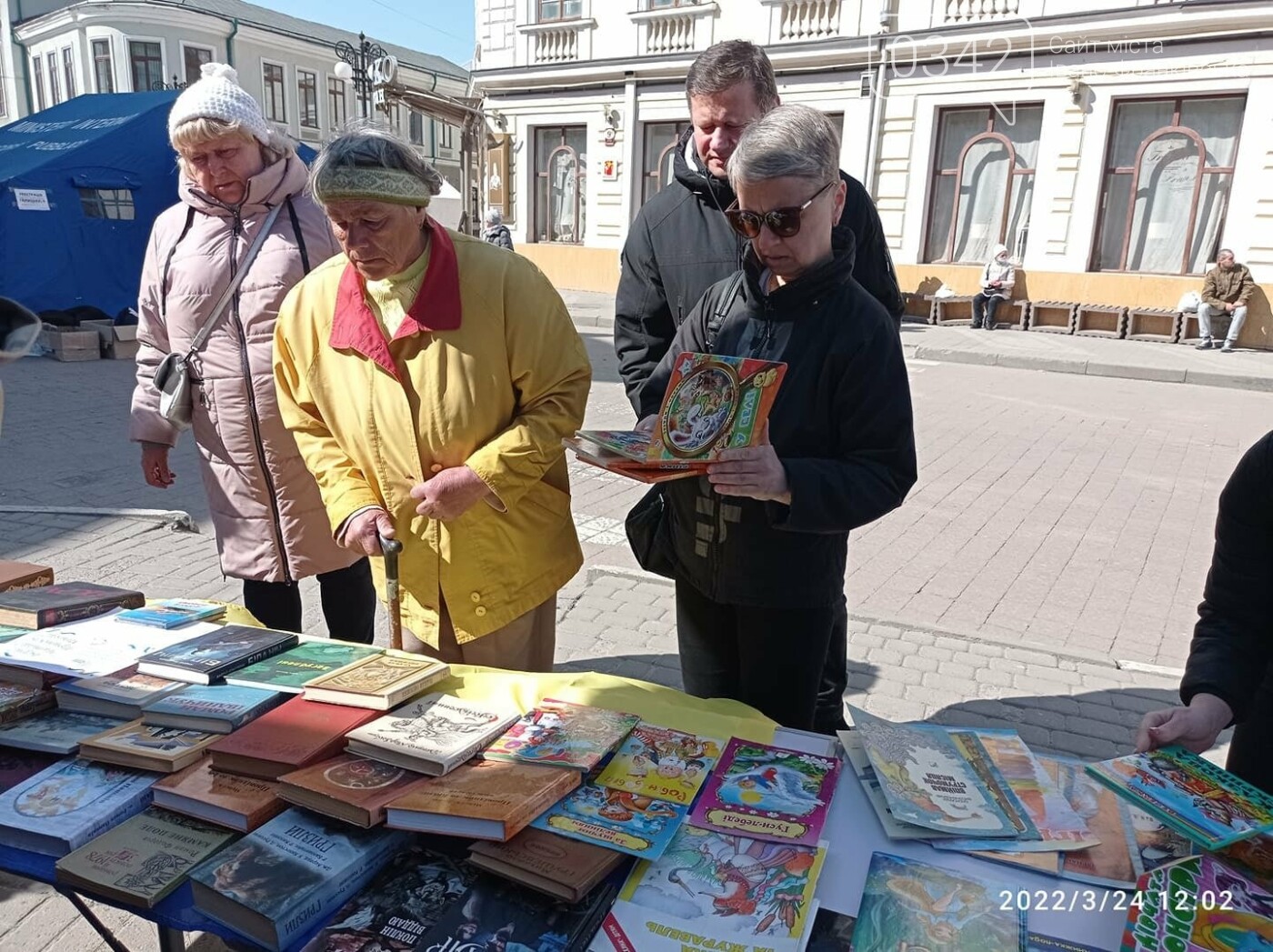 Франківців запрошують долучитися до акції та принести книжки, які передадуть переселенцям