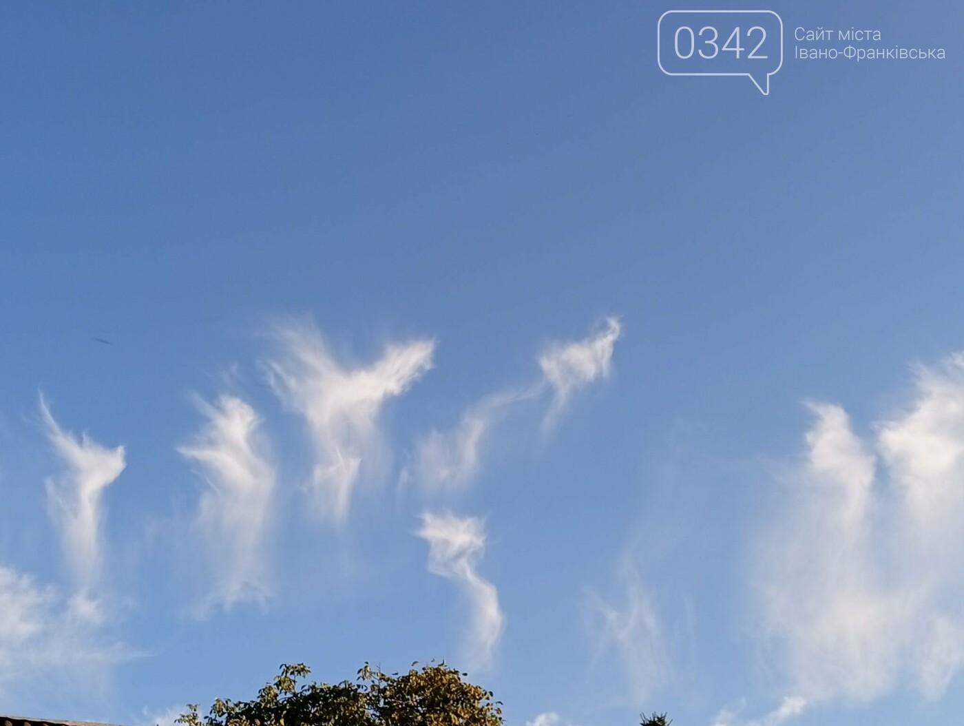 Перисті хмари Cirrus uncinus у формі кігтів в Івано-Франківську