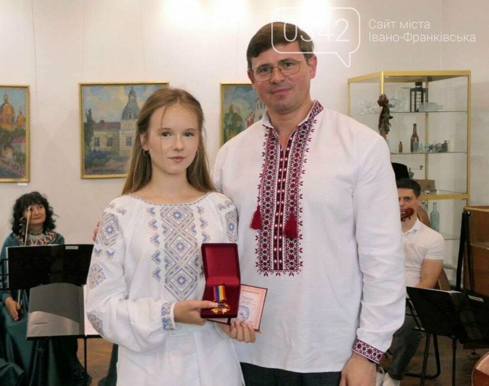 Виступає заради ЗСУ: 14-річна калушанка отримала нагороду ..., фото-1 Виступає заради ЗСУ: 14-річна калушанка отримала нагороду від військових, фото-1