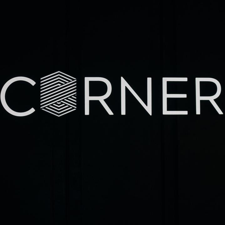 Логотип - CORNER салон чоловічого одягу та взуття