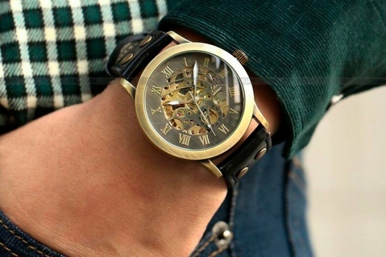 К чему снятся наручные часы на руке. Наручные часы oneloong f86. Часы висят на руке. Должны ли часы болтаться на руке. Как нужно носить часы.