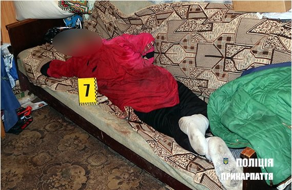 Прикарпатські правохоронці затримали підозрюваного у вбивст..., фото-3 Прикарпатські правохоронці затримали підозрюваного у вбивстві рідної матері. ФОТО 16+, фото-3
