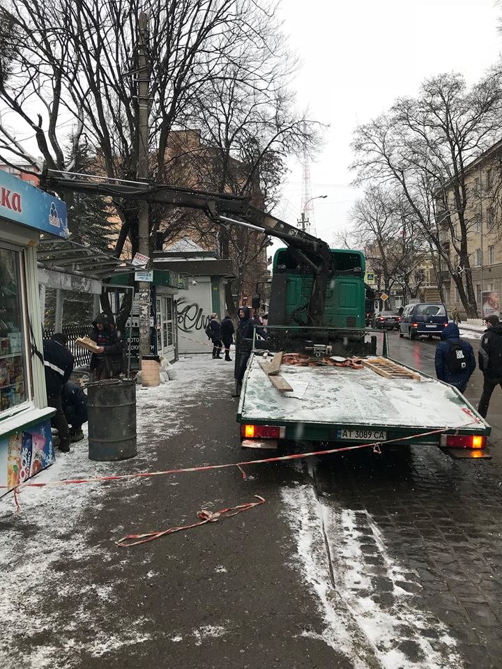 В Івано-Франківську встановлюють ще одну сучасну зупинку. ФОТО, фото-1 В Івано-Франківську встановлюють ще одну сучасну зупинку. ФОТО, фото-1