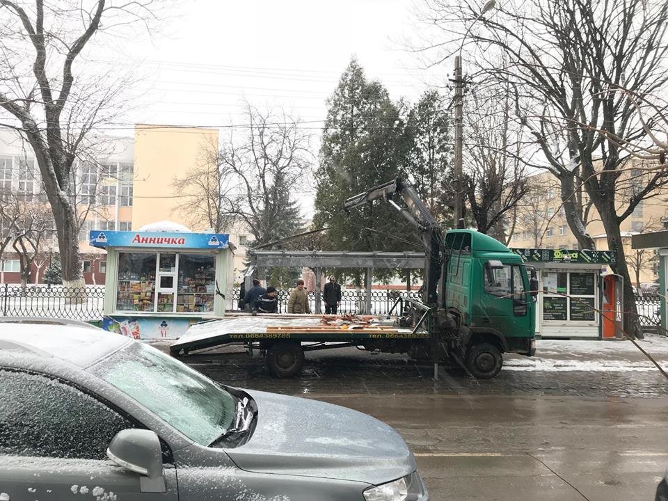 В Івано-Франківську встановлюють ще одну сучасну зупинку. ФОТО, фото-2 В Івано-Франківську встановлюють ще одну сучасну зупинку. ФОТО, фото-2