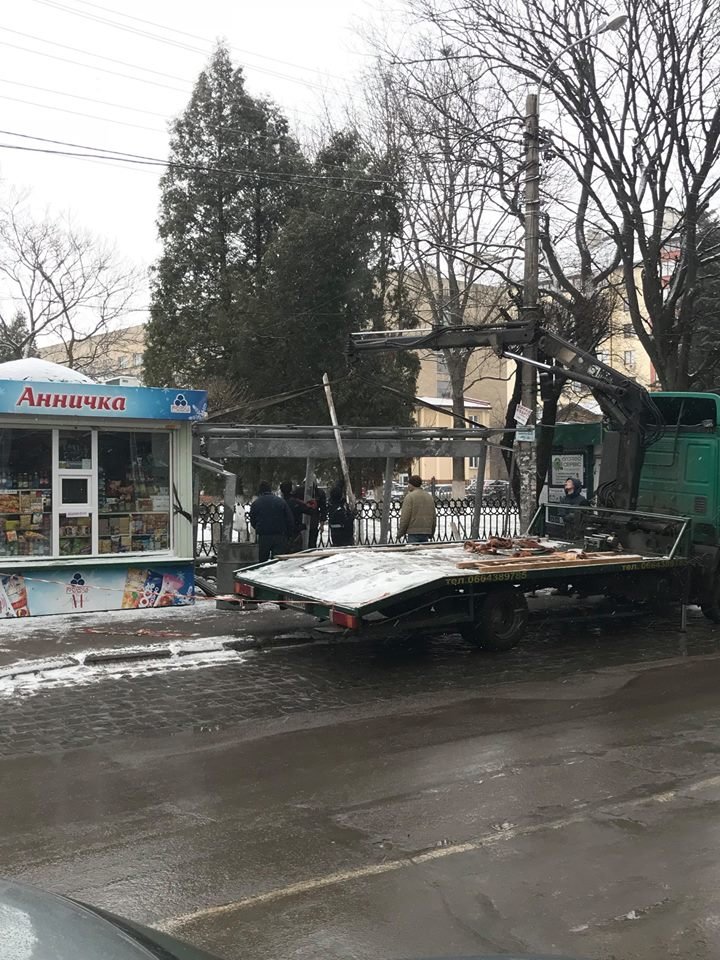 В Івано-Франківську встановлюють ще одну сучасну зупинку. ФОТО, фото-3 В Івано-Франківську встановлюють ще одну сучасну зупинку. ФОТО, фото-3