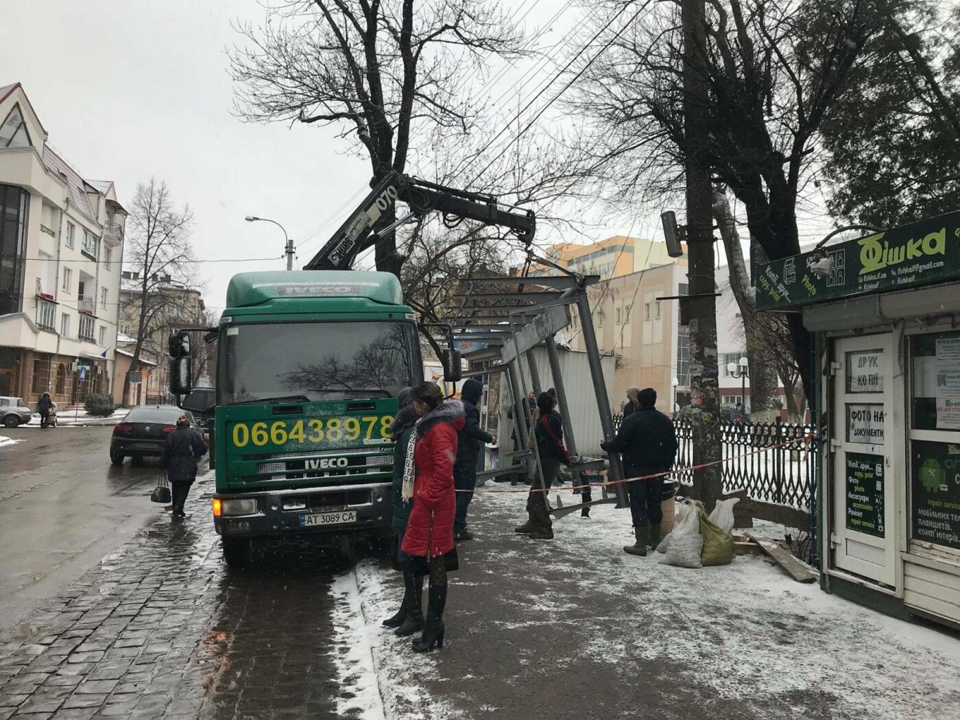 В Івано-Франківську встановлюють ще одну сучасну зупинку. ФОТО, фото-4 В Івано-Франківську встановлюють ще одну сучасну зупинку. ФОТО, фото-4