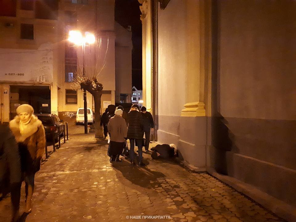 В центрі Франківська чоловіку стало зле. Медики розшукують..., фото-1 В центрі Франківська чоловіку стало зле. Медики розшукують родичів. ФОТО, фото-1