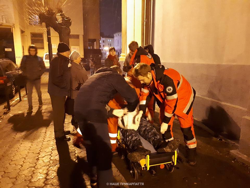 В центрі Франківська чоловіку стало зле. Медики розшукують..., фото-3 В центрі Франківська чоловіку стало зле. Медики розшукують родичів. ФОТО, фото-3