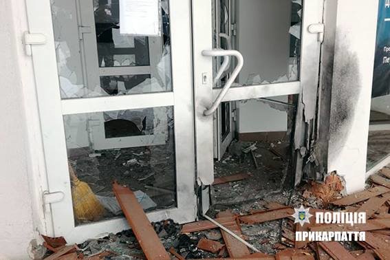 На Прикарпатті намагались підірвати музей Степана Бандери...., фото-2 На Прикарпатті намагались підірвати музей Степана Бандери. ФОТО, фото-2