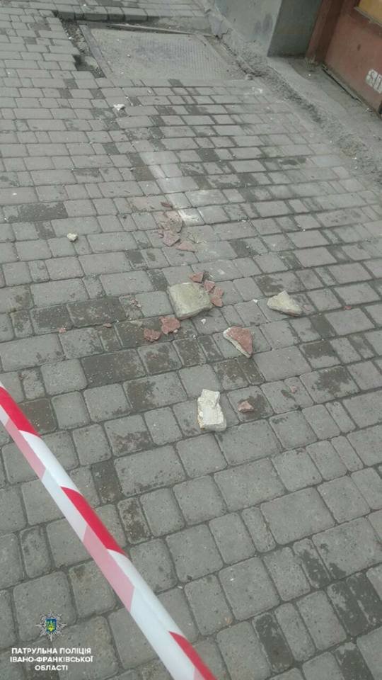 Фасадопад: в центрі міста знов сипалась штукатурка. ФОТО, фото-2 Фасадопад: в центрі міста знов сипалась штукатурка. ФОТО, фото-2