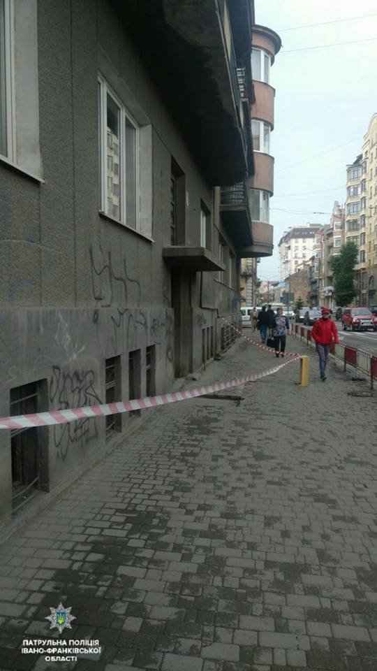 Фасадопад: в центрі міста знов сипалась штукатурка. ФОТО, фото-1 Фасадопад: в центрі міста знов сипалась штукатурка. ФОТО, фото-1