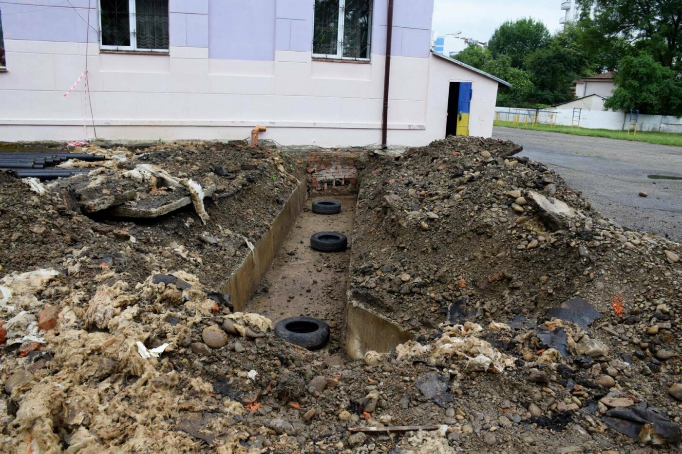 Діти відпочивають - дорослі ремонтують школи. ФОТО, фото-3 Діти відпочивають - дорослі ремонтують школи. ФОТО, фото-3