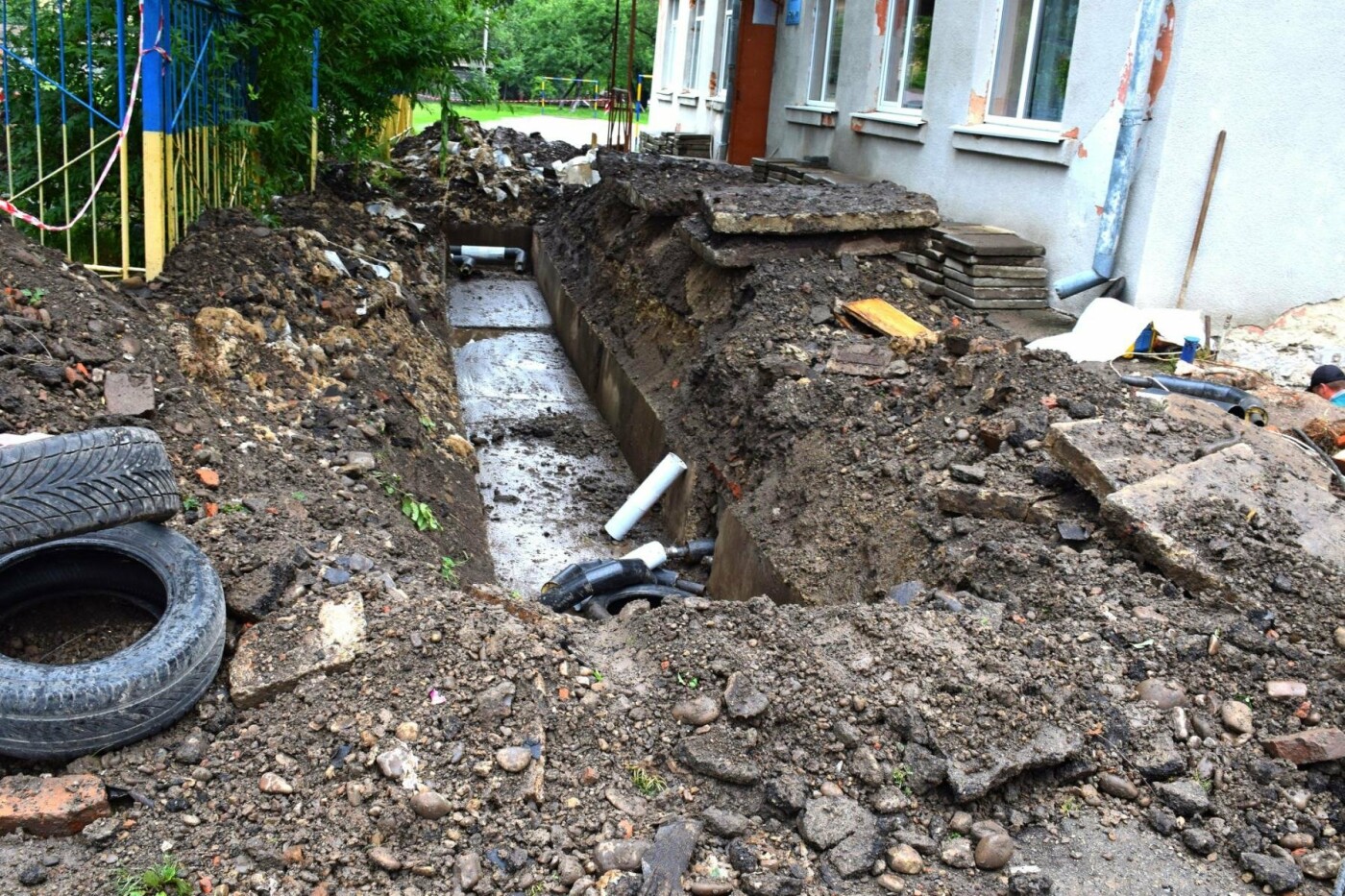 Діти відпочивають - дорослі ремонтують школи. ФОТО, фото-6 Діти відпочивають - дорослі ремонтують школи. ФОТО, фото-6