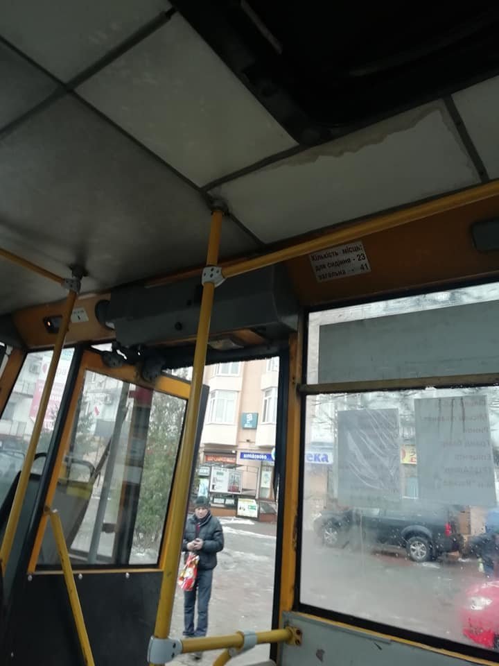 Родзинка громадського транспорту в Франківську - дощ на голову, фото-1 Родзинка громадського транспорту в Франківську - дощ на голову, фото-1