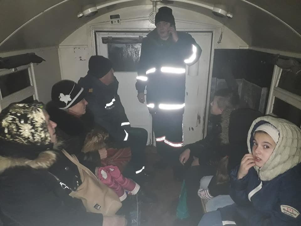 Пасажирський автобус з дітьми рятувальники витягли зі сніго..., фото-1 Пасажирський автобус з дітьми рятувальники витягли зі снігового замету, фото-1