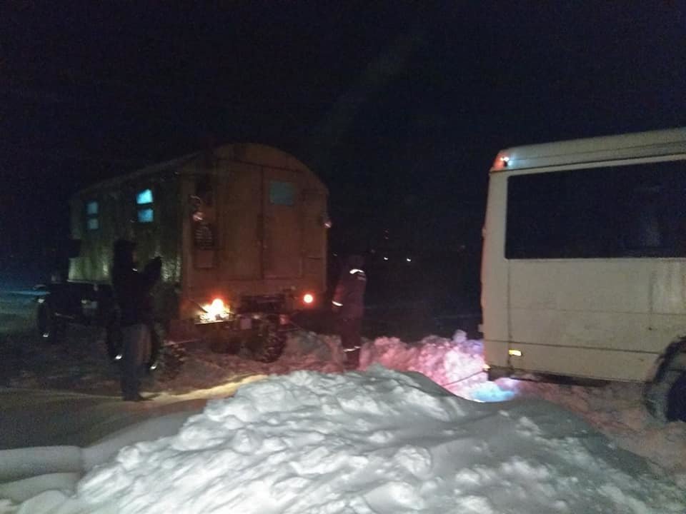 Пасажирський автобус з дітьми рятувальники витягли зі сніго..., фото-2 Пасажирський автобус з дітьми рятувальники витягли зі снігового замету, фото-2