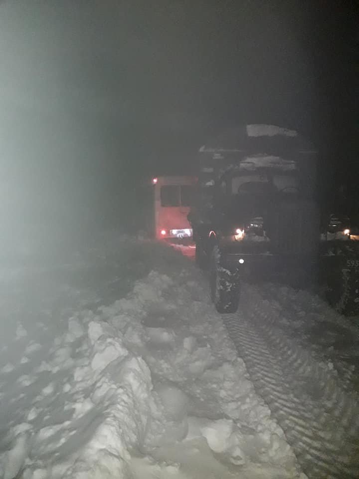 Пасажирський автобус з дітьми рятувальники витягли зі сніго..., фото-3 Пасажирський автобус з дітьми рятувальники витягли зі снігового замету, фото-3