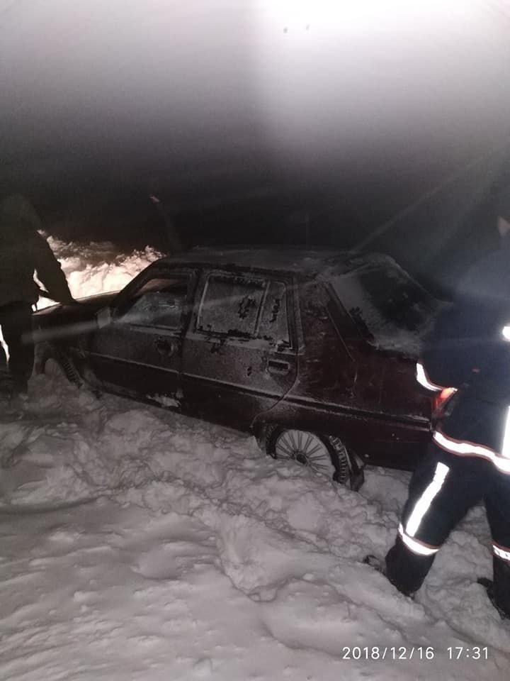 Пасажирський автобус з дітьми рятувальники витягли зі сніго..., фото-4 Пасажирський автобус з дітьми рятувальники витягли зі снігового замету, фото-4