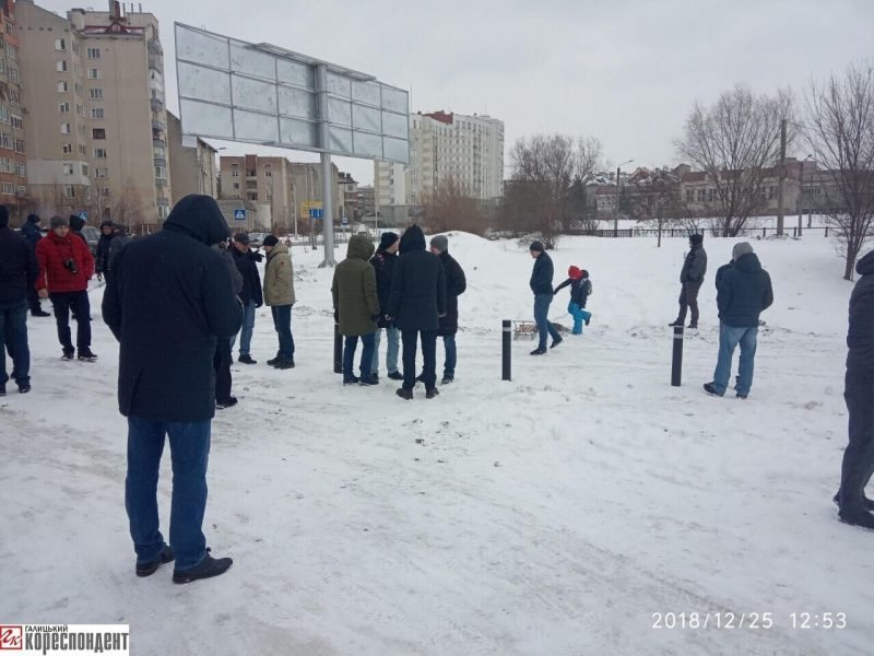 Руслан Марцінків працював на Різдво, - блокував забудову о..., фото-2 Руслан Марцінків працював на Різдво, - блокував забудову озера. ФОТО, фото-2