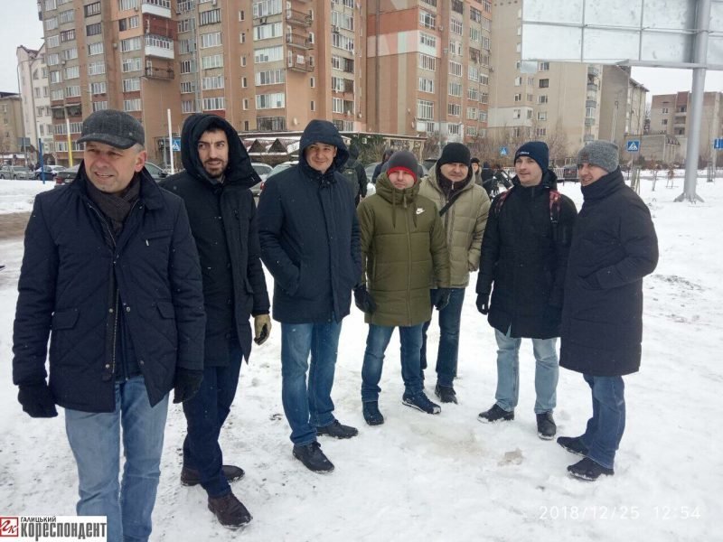 Руслан Марцінків працював на Різдво, - блокував забудову о..., фото-1 Руслан Марцінків працював на Різдво, - блокував забудову озера. ФОТО, фото-1
