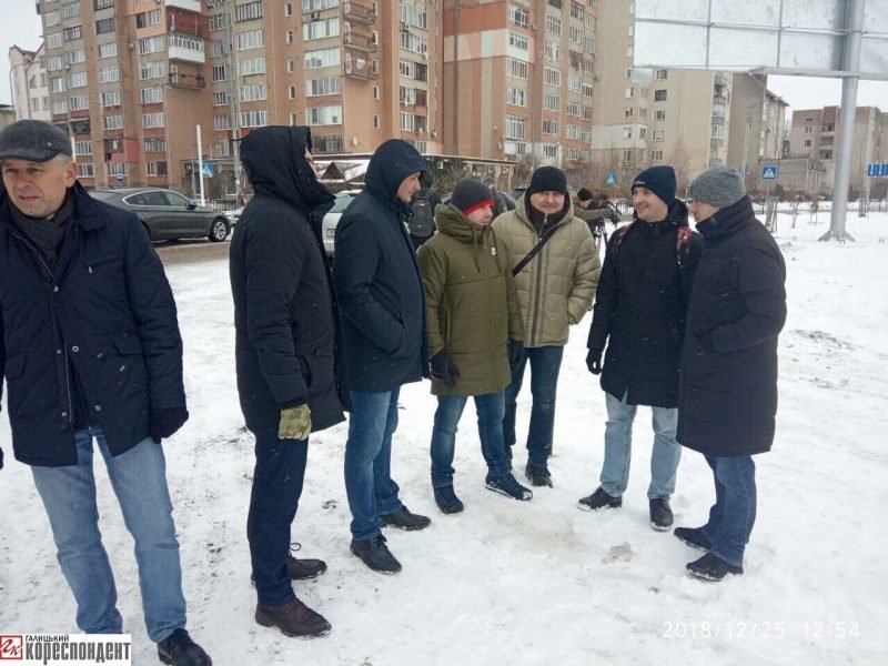 Руслан Марцінків працював на Різдво, - блокував забудову о..., фото-5 Руслан Марцінків працював на Різдво, - блокував забудову озера. ФОТО, фото-5