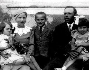Як хлопчик з сусідньої області став кравцем президентів СШ..., фото-2 Як хлопчик з сусідньої області став кравцем президентів США та акторів Голівуду, фото-2