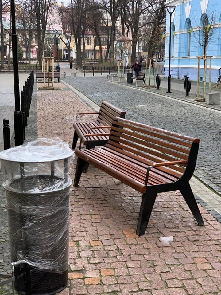 На площі Міцкевича з’явилися нові вуличні меблі (фото), фото-3 На площі Міцкевича з’явилися нові вуличні меблі (фото), фото-3