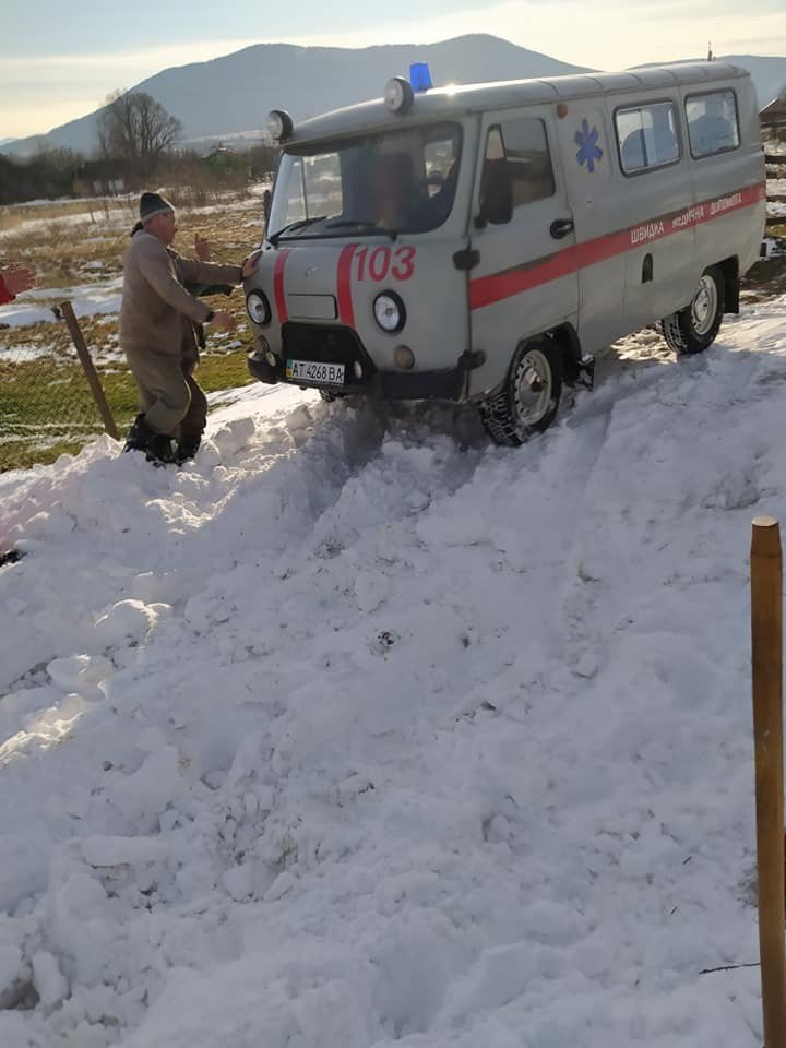 На Прикарпатті через нерозчищену дорогу швидка не могла до..., фото-3 На Прикарпатті через нерозчищену дорогу швидка не могла доїхати до пацієнта. ФОТО, фото-3