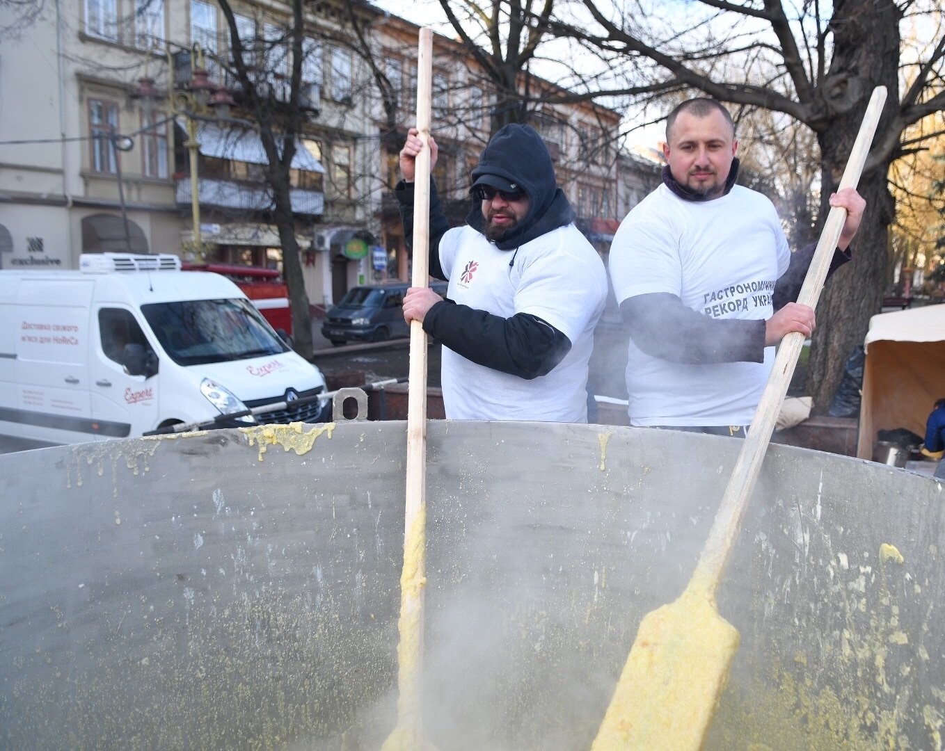 Гастрономічний рекорд: в Івано-Франківську зварили тонну ба..., фото-1 Гастрономічний рекорд: в Івано-Франківську зварили тонну баноша (відео) , фото-1