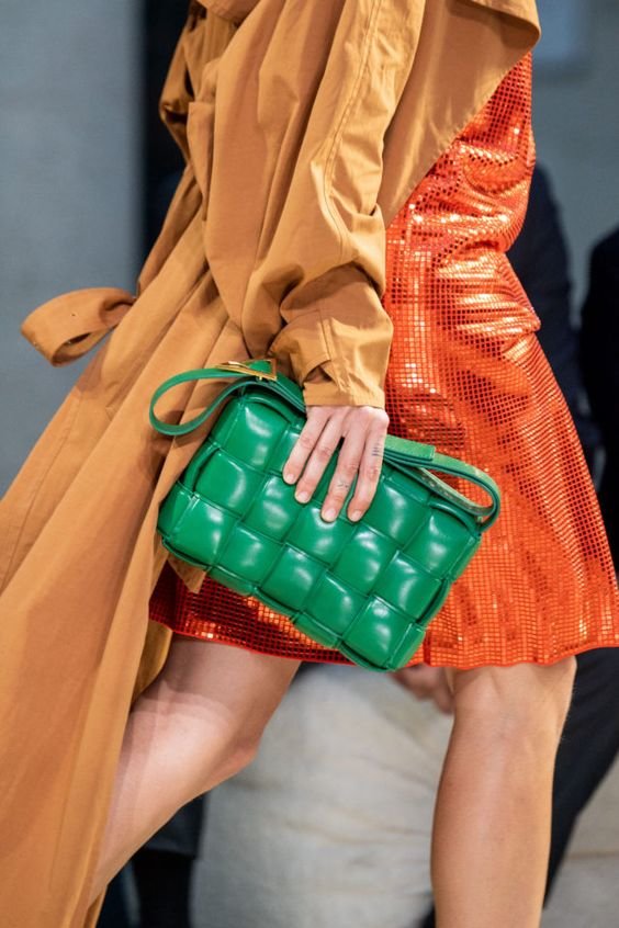 Сумка бренду Bottega Veneta. Модель Cassette. Фото - pinterest.ru Сумка бренду Bottega Veneta. Модель Cassette. Фото - pinterest.ru