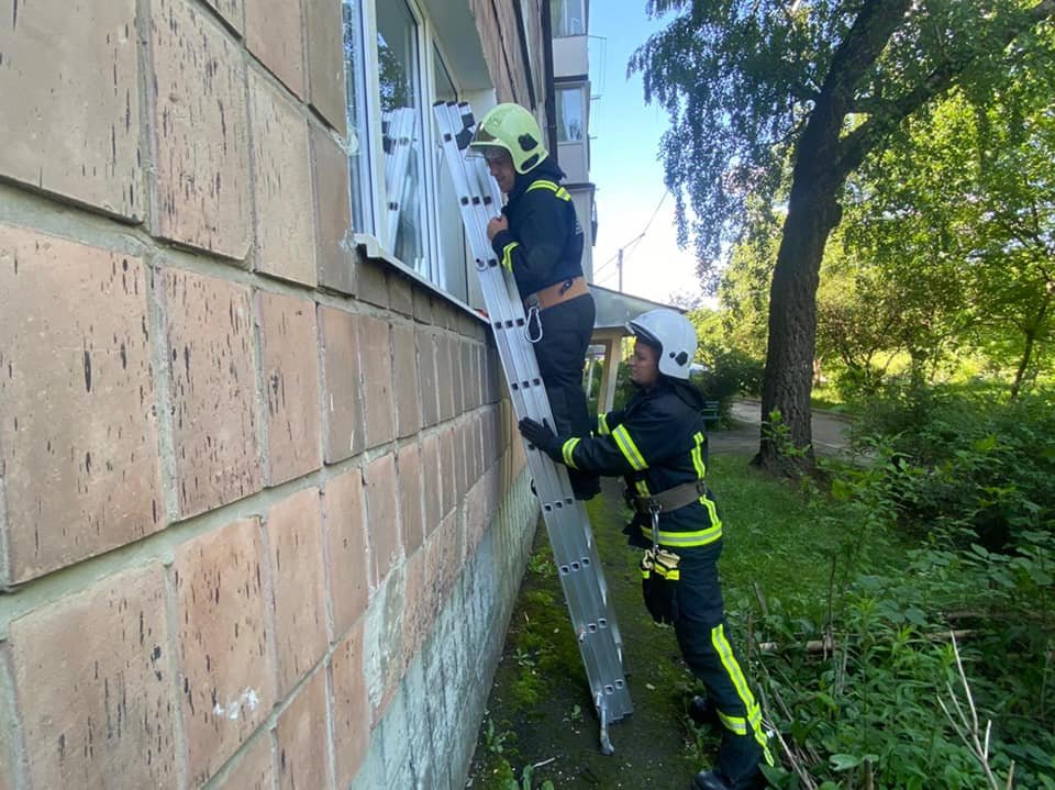 Рятувальники надали допомогу дітям, які опинились зачинені в квартирі в Івано-Франківську