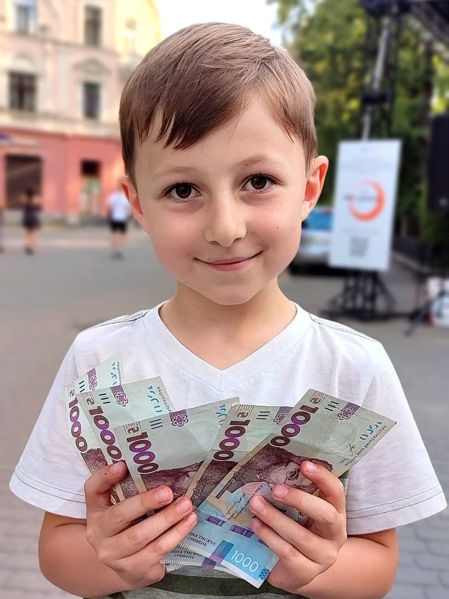 Семирічний хлопчик з Івано-Франківська віддав гроші на авто для військових