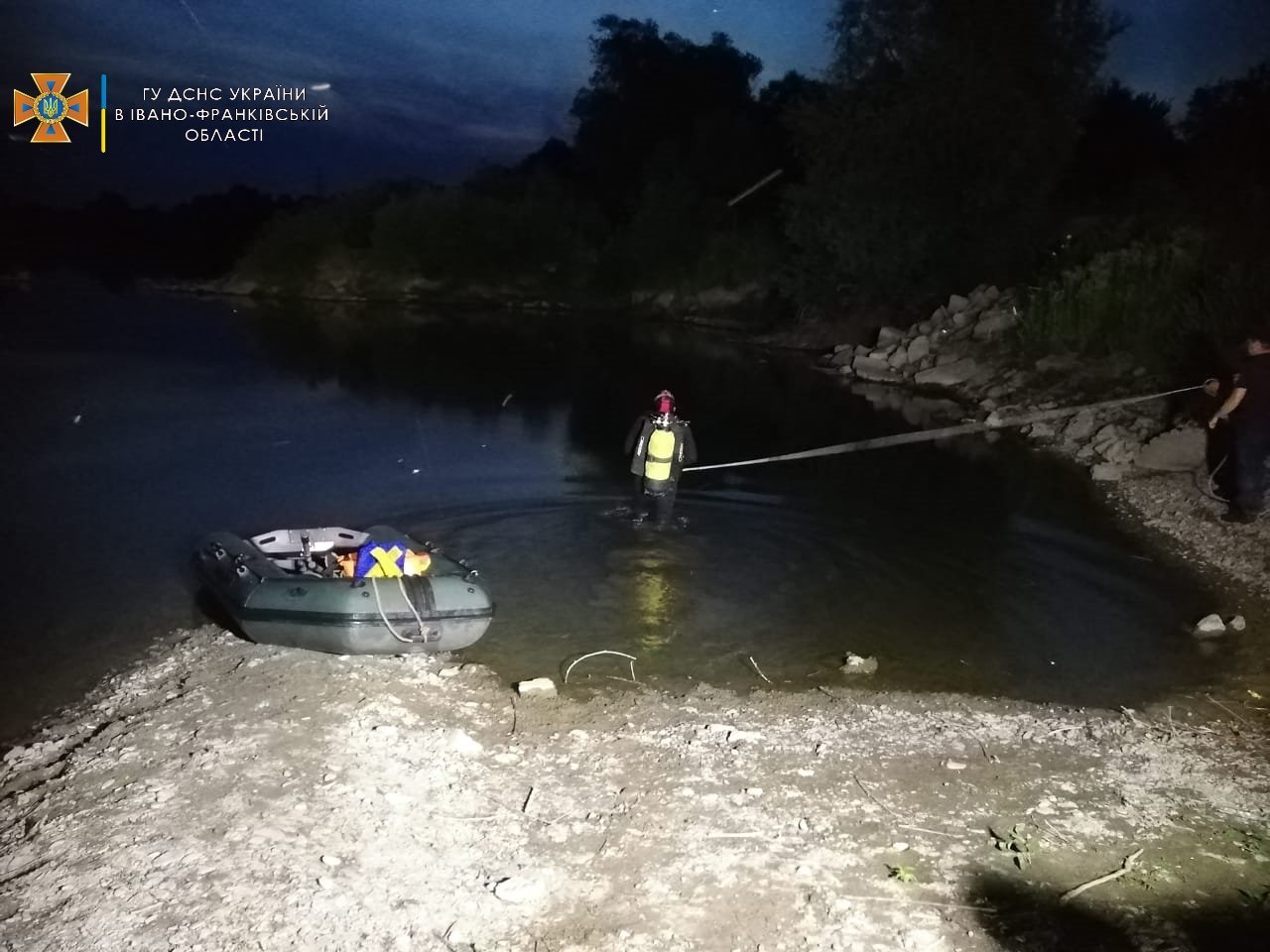Рятувальники витягнули тіло 19-річного юнака з річки Дністер
