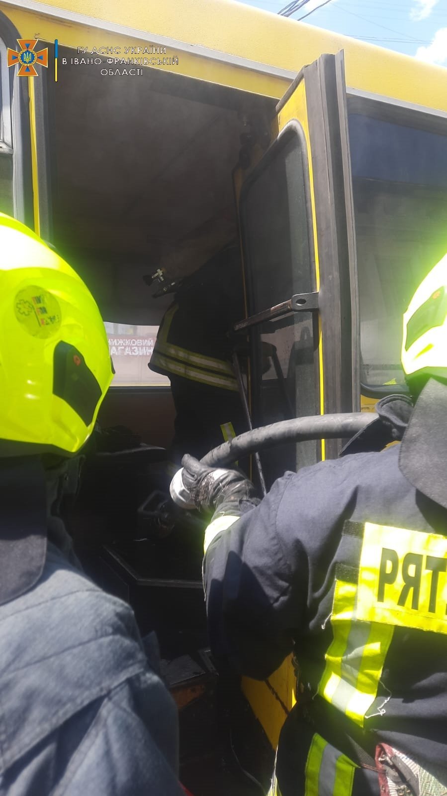 Рятувальники ліквідували пожежу маршрутного автобуса в місті Івано-Франківськ