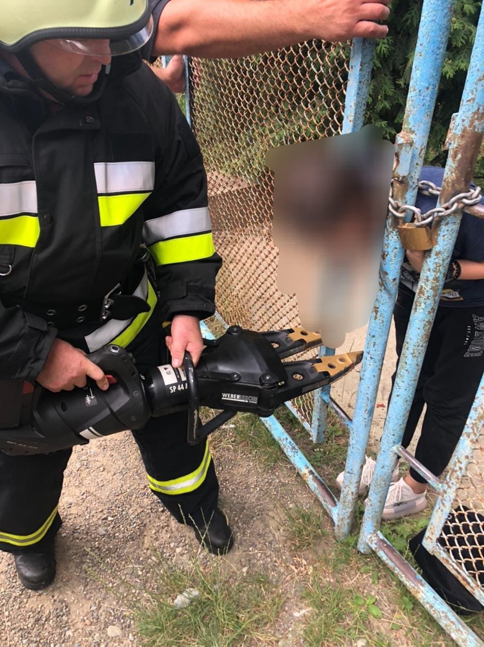 Рятувальники Прикарпаття надали допомогу дівчині, голова якої застрягла в металевій огорожі 