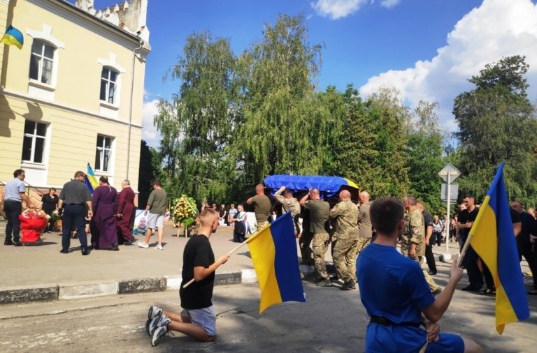 У Тлумачі створили живий коридор та під бій дзвонів і пісню «Пливе кача по Тисині…» на колінах зустріли полеглого земляка, колишнього міського голову Романа Круховського